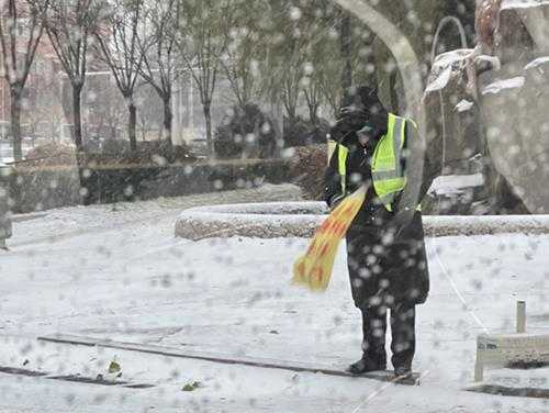 寒潮突袭:多地遭遇大暴雪,内蒙古强降雪积雪堵住半边门!